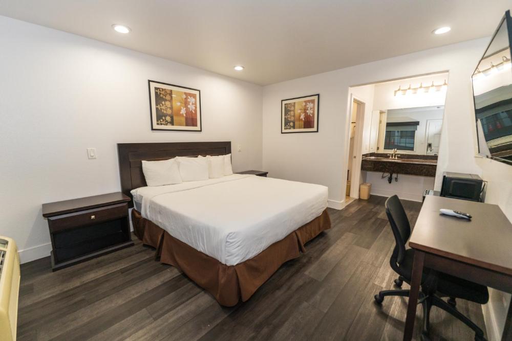 Non-Smoking - King Room interior