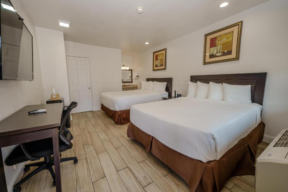 Non-Smoking Two Queen Room interior